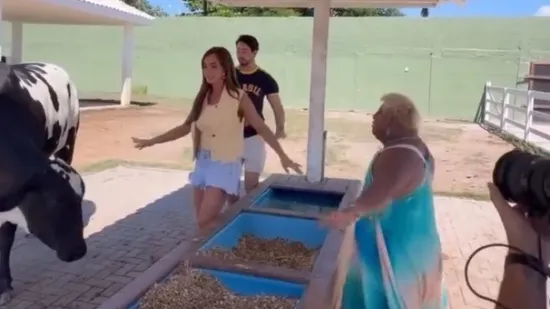 Krava uložila pritužbu na atmosferu i slavnoj influencerici priu&scaron;tila neugodnjak ispred kamera