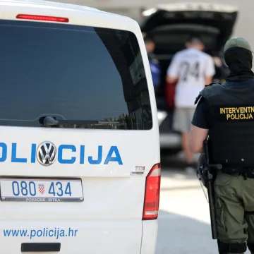 Dojave o bombi u pulskim &scaron;kolama: Evakuirani učenici i profesori