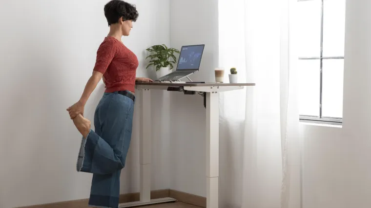 Sjedenje ili stajanje na poslu? Stručnjaci tvrde da postavljamo potpuno krivo pitanje