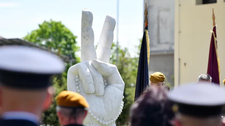 Iz zemlje 'izronila' ruka s krunicom: Pogledajte spomenik o kojem priča cijela Hrvatska