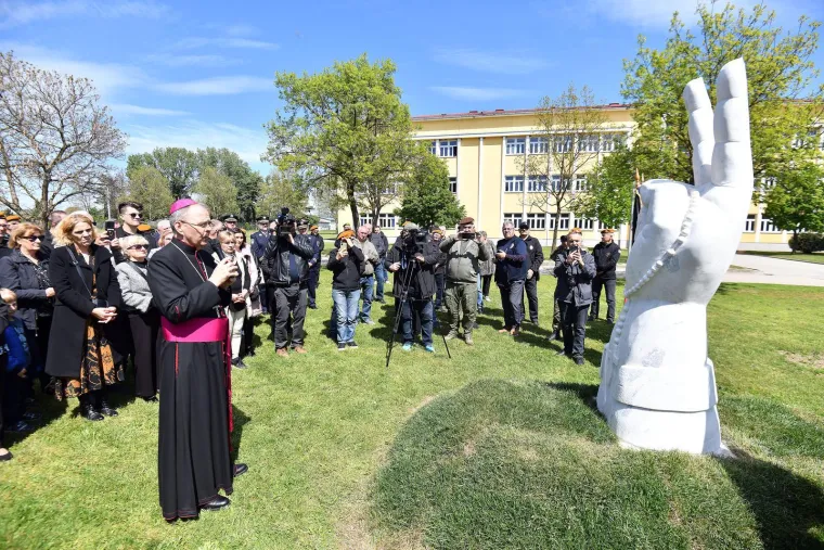 Iz zemlje 'izronila' ruka s krunicom: Pogledajte spomenik o kojem priča cijela Hrvatska
