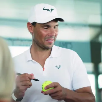 Spektakl na Comu: Električni bolidi jure 100 km/h pred sportskim legendama