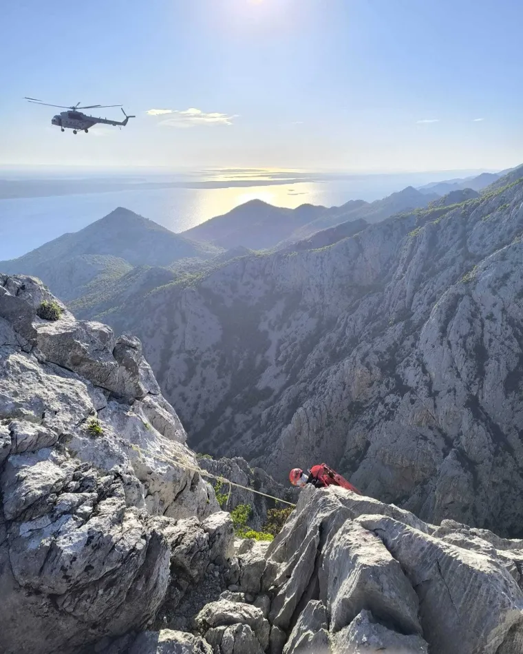 Spa&scaron;avanje na Paklenici: Te&scaron;ko ozlijeđeni penjač zaglavio na stijeni, dignut i helikopter!