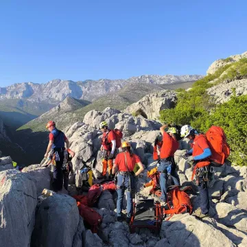 Spa&scaron;avanje na Paklenici: Te&scaron;ko ozlijeđeni penjač zaglavio na stijeni, dignut i helikopter!