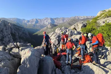 Spa&scaron;avanje na Paklenici: Te&scaron;ko ozlijeđeni penjač zaglavio na stijeni, dignut i helikopter!