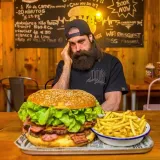 Naručio je burger veći od vlastite glave i dobio samo 20 minuta da ga smaže!