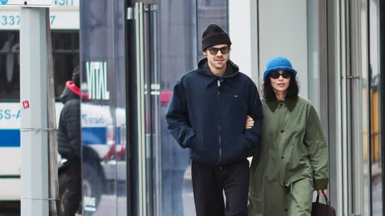 Zvone svadbena zvona? Zo&euml; Kravitz i Harry Styles zaručeni: 'On je potpuno opčinjen'