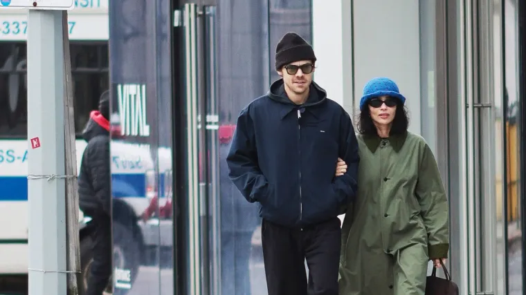 Zvone svadbena zvona? Zo&euml; Kravitz i Harry Styles zaručeni: 'On je potpuno opčinjen'