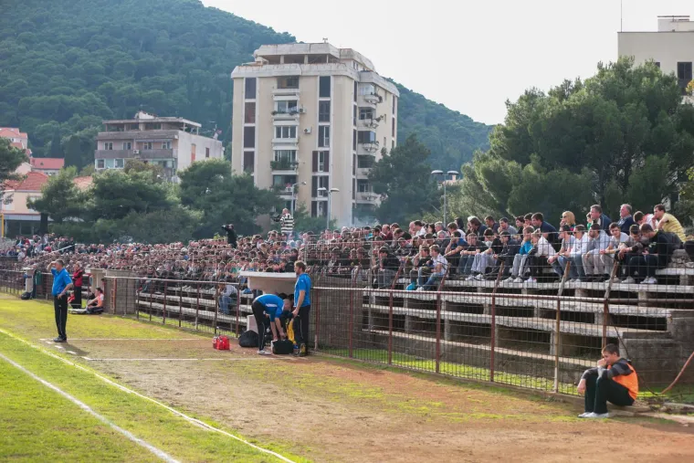 Umalo tragedija na hrvatskom stadionu: Uru&scaron;ila se tribina, jedna osoba ozlijeđena