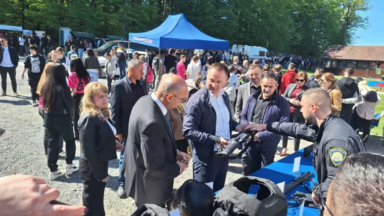 Dan profesionalnog usmjeravanja u Velikom Grđevcu okupio 950 djece: Evo &scaron;to su sve mogli naučiti