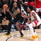 Los Angeles Lakersi gubili minus &scaron;est u samoj zavr&scaron;nici, a onda je LeBron režirao čudo za pobjedu