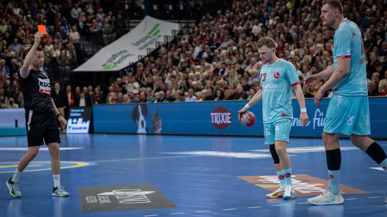 Rukometni div u&scaron;ao u duel koji je &scaron;okirao dvoranu: Sudac je odmah izvadio crveni! Pogledajte snimku