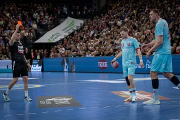 Rukometni div u&scaron;ao u duel koji je &scaron;okirao dvoranu: Sudac je odmah izvadio crveni! Pogledajte snimku