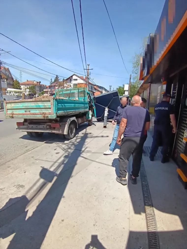 Kamion udario u stanicu, konstrukcija pala na ženu koja je čekala autobus