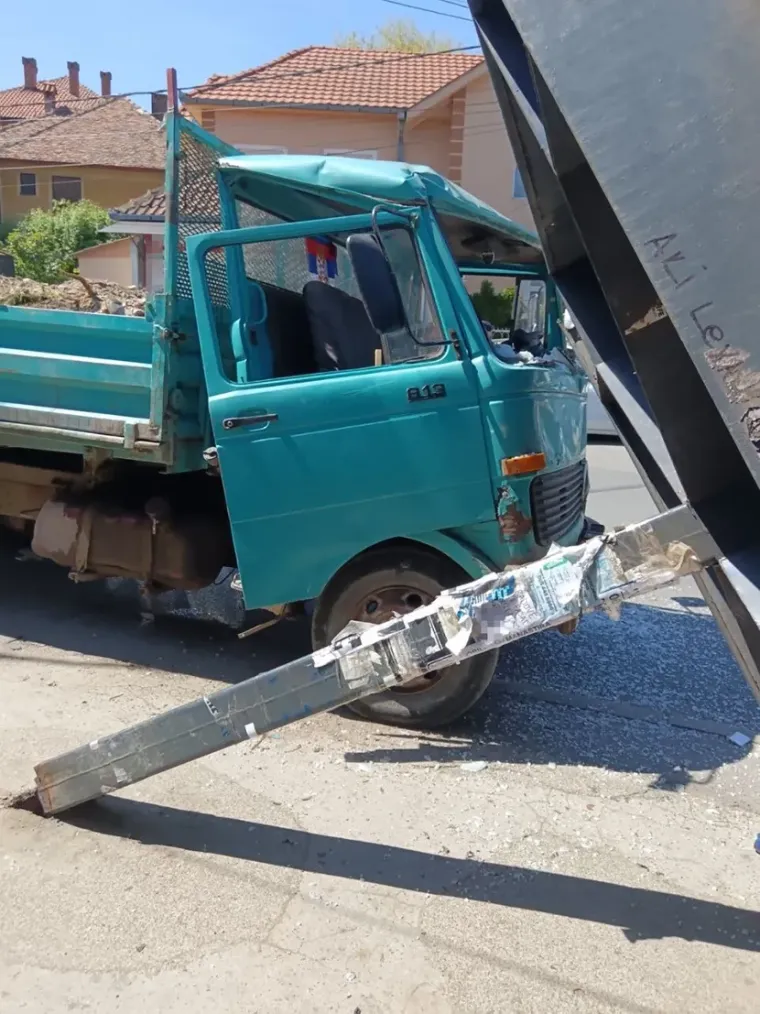 Kamion udario u stanicu, konstrukcija pala na ženu koja je čekala autobus