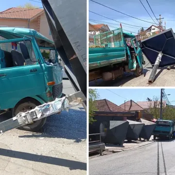 Kamion udario u stanicu, konstrukcija pala na ženu koja je čekala autobus