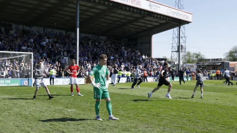 Ovo se ne viđa ni u snovima! Zabili gol u 96.minuti, navijači uletjeli u teren, a onda preokret