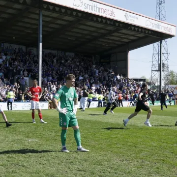 Ovo se ne viđa ni u snovima! Zabili gol u 96.minuti, navijači uletjeli u teren, a onda preokret