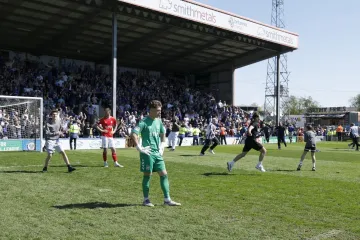 Ovo se ne viđa ni u snovima! Zabili gol u 96.minuti, navijači uletjeli u teren, a onda preokret