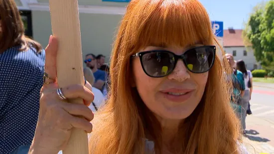 Suprugu Gorana Vi&scaron;njića rijetko viđamo, u Sisku se pridružila prosvjedu: 'Doznali smo za ovaj užas'