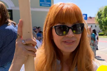 Suprugu Gorana Vi&scaron;njića rijetko viđamo, u Sisku se pridružila prosvjedu: 'Doznali smo za ovaj užas'