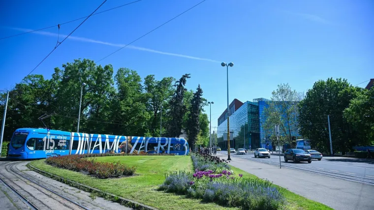 Kako je to probijati se kroz plavi dim? Odgovor zna vozač Dinamovog busa, pogledajte prizore