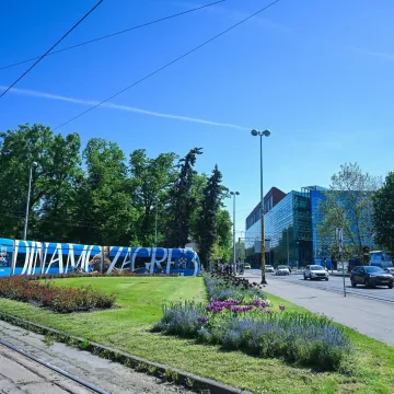 Kako je to probijati se kroz plavi dim? Odgovor zna vozač Dinamovog busa, pogledajte prizore