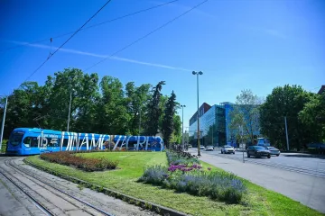 Kako je to probijati se kroz plavi dim? Odgovor zna vozač Dinamovog busa, pogledajte prizore