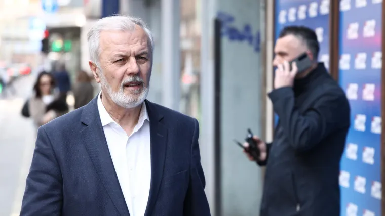 Padaju te&scaron;ke riječi, Sanader otpustio kočnicu: 'Pona&scaron;a se kao balkanska pudlica!'