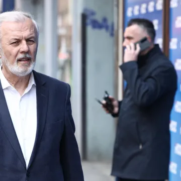 Padaju te&scaron;ke riječi, Sanader otpustio kočnicu: 'Pona&scaron;a se kao balkanska pudlica!'