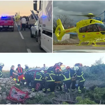 Trudnica zarobljena u smrskanom autu, vatrogasci rezali vrata, izvukli je kroz 'bunker'