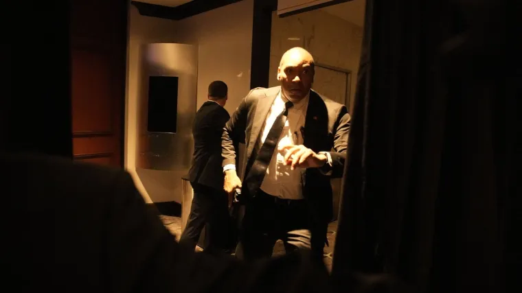 Pogledajte slike kaosa u noći: Posezali se pi&scaron;tolji, evakuirani Trump i Melanija