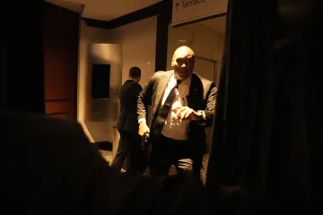 Pogledajte slike kaosa u noći u Bijeloj kući: Posezali se pi&scaron;tolji, evakuirani Trump i Melanija