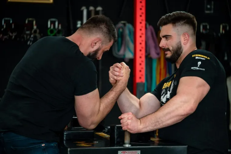 Priča o ličkoj obitelji Ma&scaron;ić koja je stvorila svjetskog prvaka u obaranju ruke!