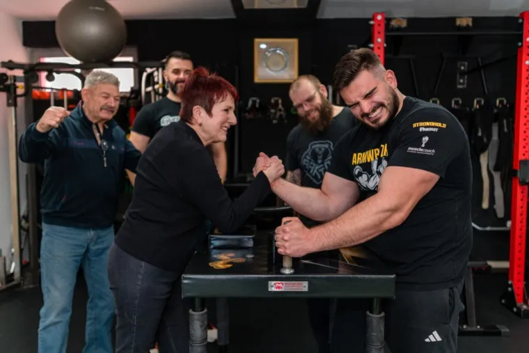 Priča o ličkoj obitelji Ma&scaron;ić koja je stvorila svjetskog prvaka u obaranju ruke!