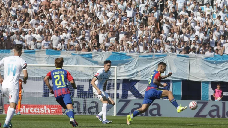 Armada i Torcida se vrijeđaju i pale baklje! Igra na Rujevici je rascjepkana, derbi bez golova?