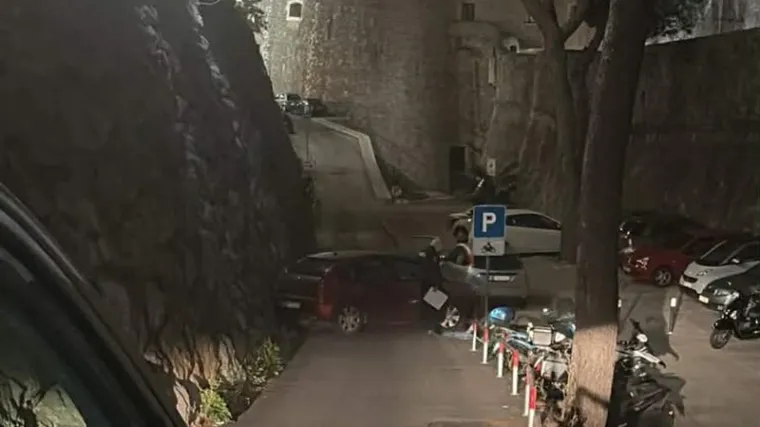 Pijan sjeo za volan pa zavr&scaron;io u zidu: Mladić na jugu Hrvatske to je jako požalio