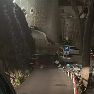 Pijan sjeo za volan pa zavr&scaron;io u zidu: Mladić na jugu Hrvatske to je jako požalio