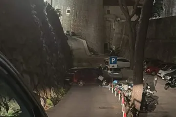 Pijan sjeo za volan pa zavr&scaron;io u zidu: Mladić na jugu Hrvatske to je jako požalio