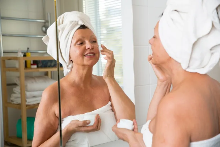Njega kože u menopauzi: Vodič za hormonalne promjene i prilagođenu njegu