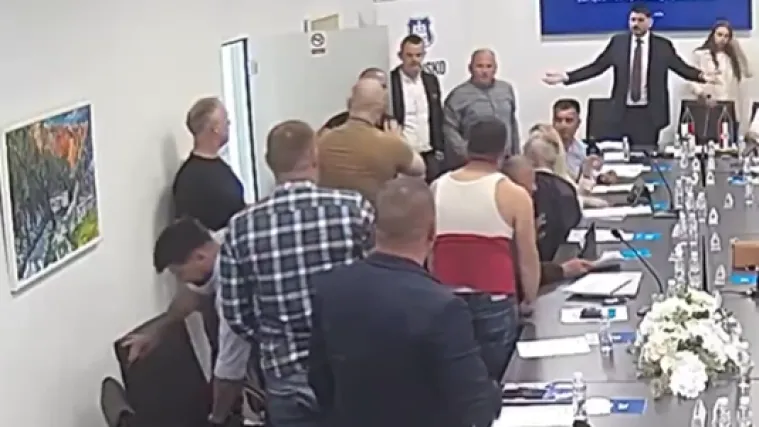 Luda snimka: Zastupnik nasilno u&scaron;ao na sjednicu, u naguravanju ostao bez majice