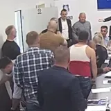 Luda snimka: Zastupnik nasilno u&scaron;ao na sjednicu, u naguravanju ostao bez majice