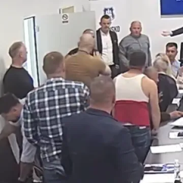 Luda snimka: Zastupnik nasilno u&scaron;ao na sjednicu, u naguravanju ostao bez majice