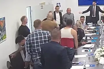 Luda snimka: Zastupnik nasilno u&scaron;ao na sjednicu, u naguravanju ostao bez majice