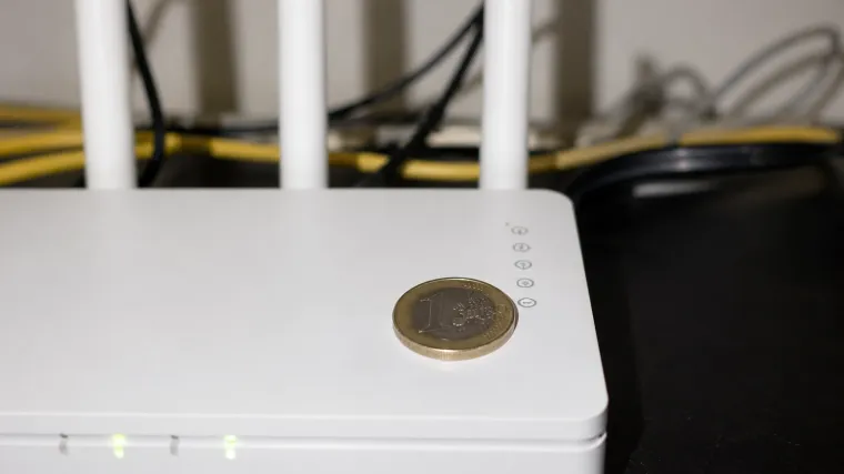 Znate li za&scaron;to neki drže kovanice na Wi-Fi routerima? Eto poja&scaron;njenja ima li to ikakvog smisla