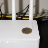 Znate li za&scaron;to neki drže kovanice na Wi-Fi routerima? Eto poja&scaron;njenja ima li to ikakvog smisla