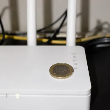 Znate li za&scaron;to neki drže kovanice na Wi-FI routerima? Eto poja&scaron;njenja ima li to ikakvog smisla