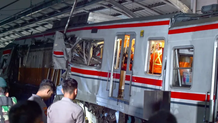 U sudaru vlakova kraj Džakarte dvoje ljudi živo zarobljeno, jo&scaron; traje spa&scaron;avanje