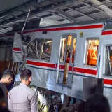 U sudaru vlakova kraj Džakarte dvoje ljudi živo zarobljeno, jo&scaron; traje spa&scaron;avanje