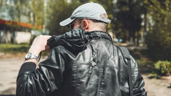 Stručnjaci za kožu otkrivaju: Ovako ćete za&scaron;titi kožnu jaknu od pucanja i o&scaron;tećenja